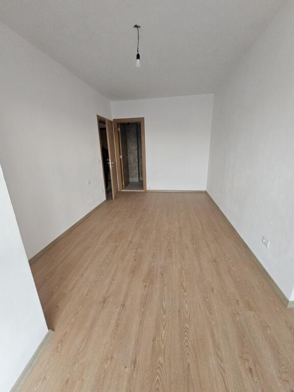 Prima Volta in Affitto: *2+1+2wc &amp; Balcone* (VUOTO)  POSIZIONE  *(📍5 MAGGIO  (i nuovi palazzi costruiti dal Comune) * ~ *40.000 leke/Mese*