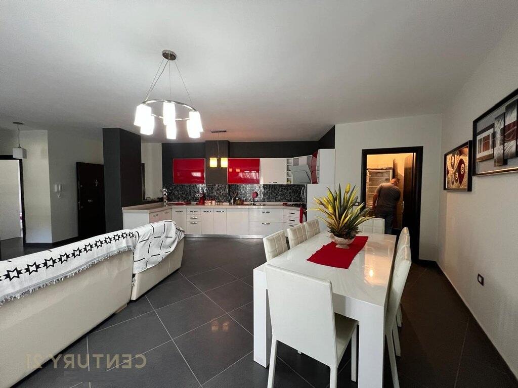 Jepet apartament 2+1 me qira në Fresk Tiranë