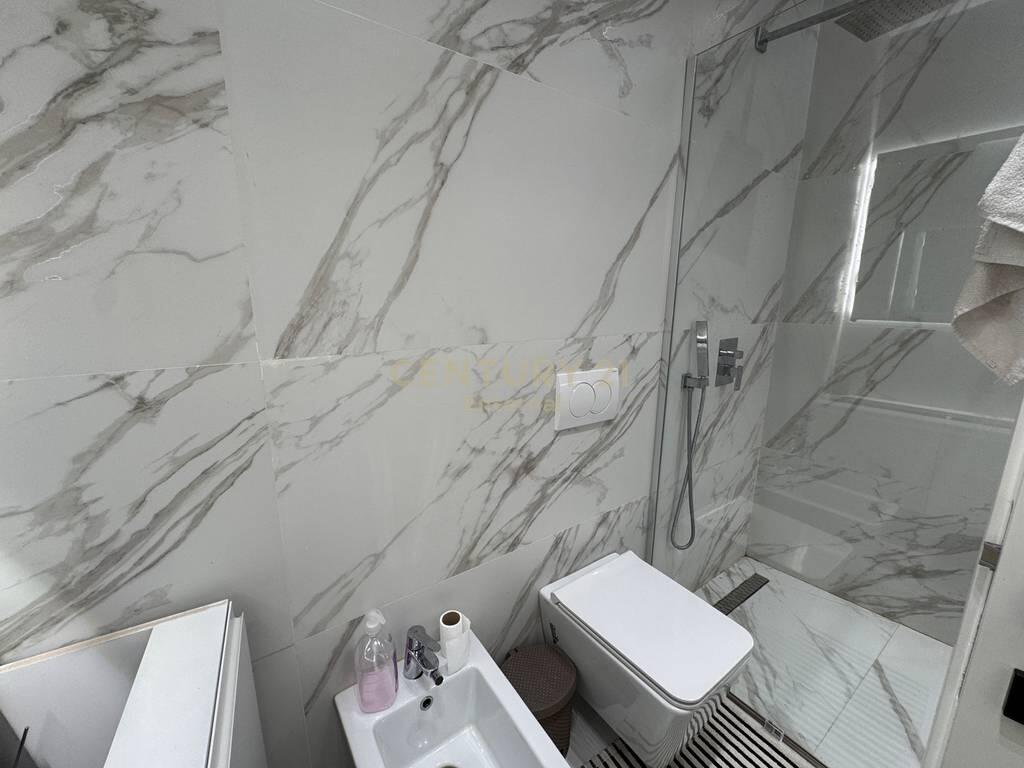 Apartament 2+1+2 + Post Parkimi per shitje ne Lake View Residence