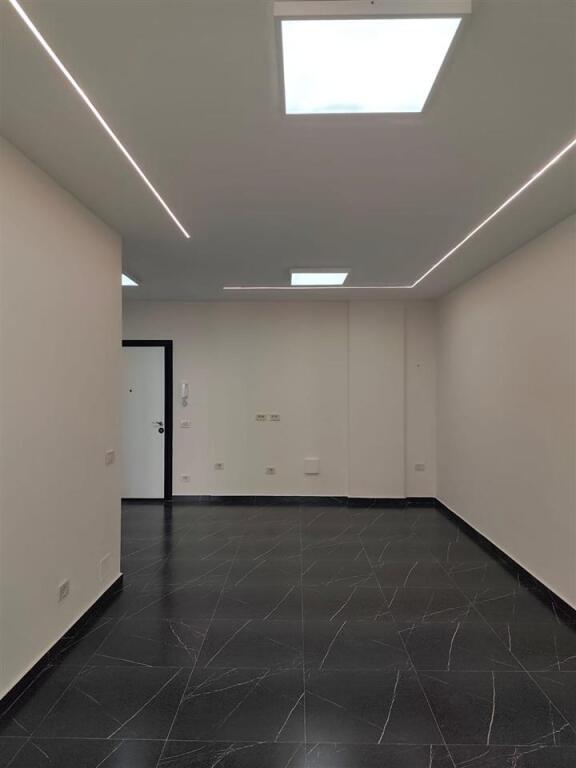 🏢 Locale Moderno in Affitto per Ufficio – Golden Tower Residence