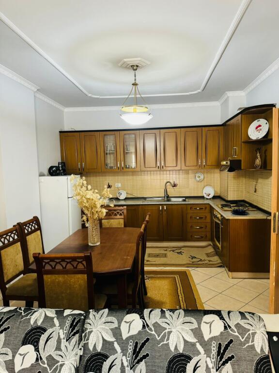 🏡 Qira Apartament 2+1 📍 Astir – përballë Bar Artistit 🏢 Kati i 3-të, pallat kryesor në rrugë 🪜 Me ashensor 📐 120 m² | 🧺 Dhomë veshje + 1 ballkon 💶 55,000 lekë / muaj