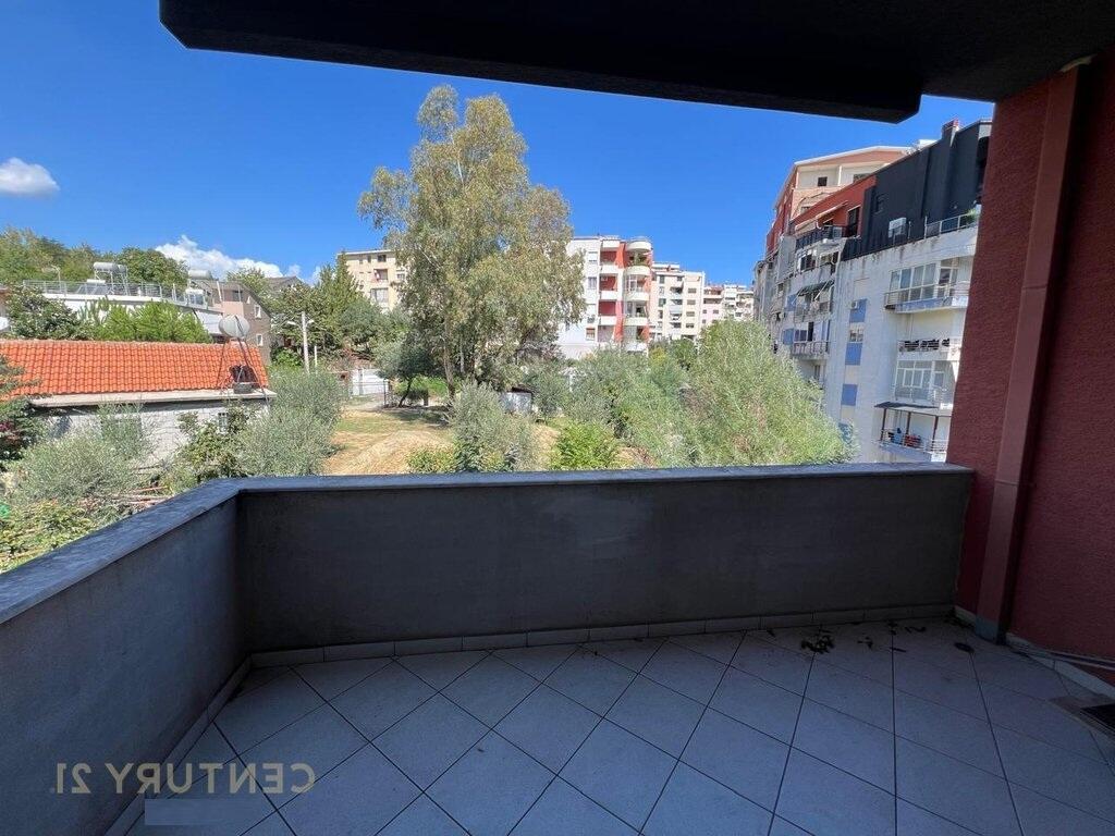 Jepet apartament 2+1 me qira në Fresk Tiranë