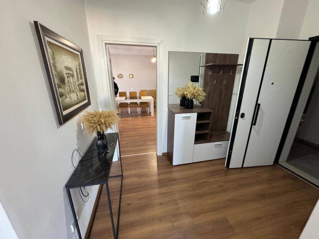 Jepet me Qera Apartament 3+1  Adresa : Don Bosko Market viva  Kati 8  I mobiluar  Siperfaqe : 120 m2  Cmimi : 80,000 lek