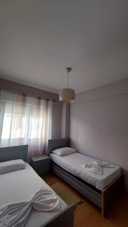 2+1,i mobiluar te kompleksi fz liqeni i thate,cmimi 650 euro