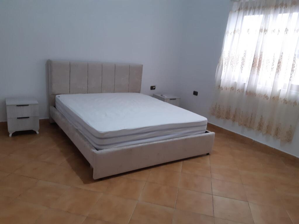 🏢Ne zonen e Astirit,prane Bar 2 Palmat,jepet me qera kati i 2 -te i nje vile,2+1+2,i mobiluar.60,000Leke    