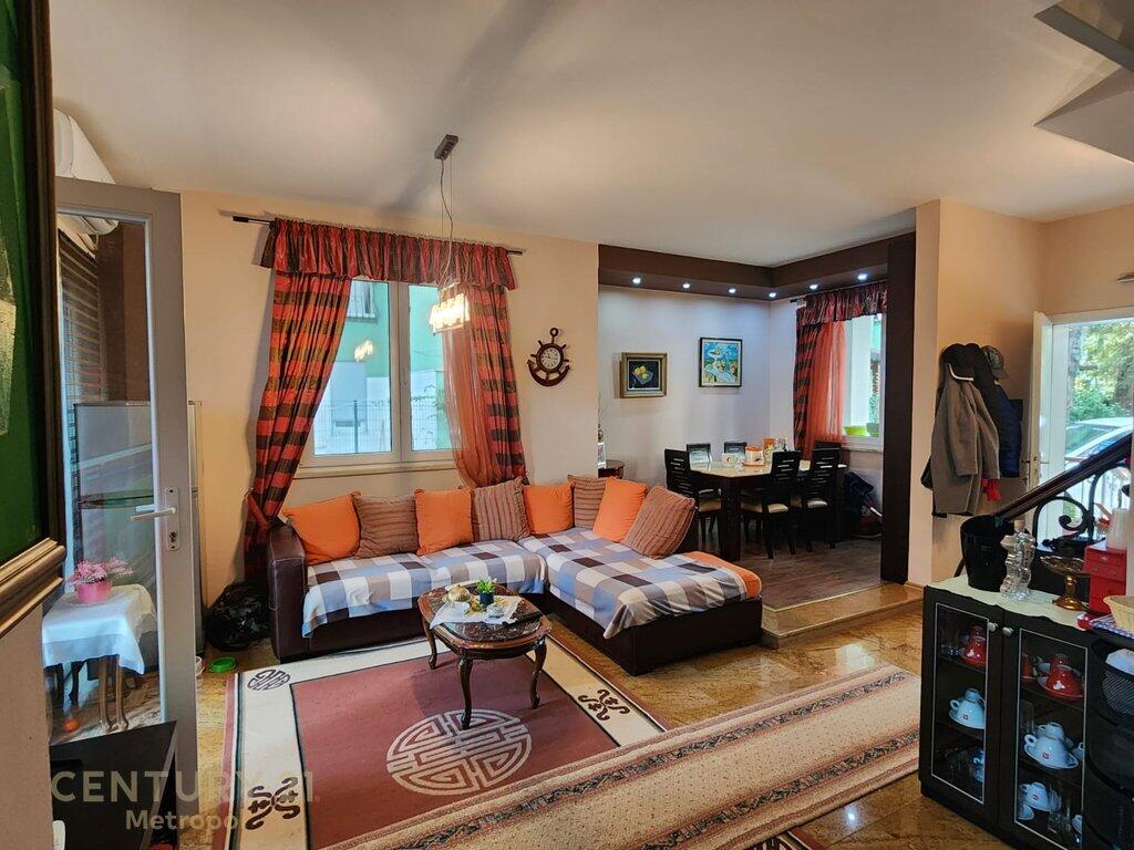 Shitet Vilë 3-Katëshe në Qerret, Kavajë!