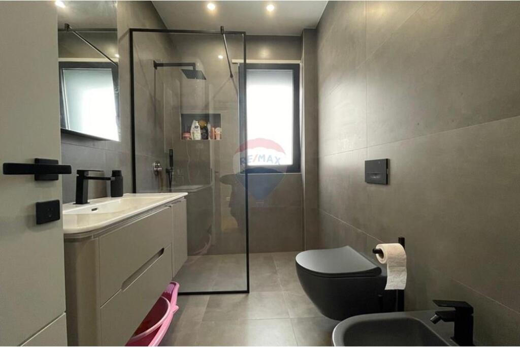 Shitet apartament 2+1+post parkimi te L. i Thate