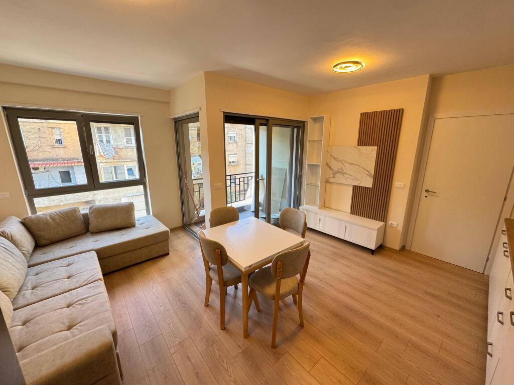 📣 AFFITTO Appartamento 1+1 con Parcheggio 📍 Vicino alla Scuola Rossa ✨   🏢 Nuova Costruzione  🪜 2° Piano (Con Ascensore)  🛋️ Arredato con Condizioni Moderne  ✅ Mai Abitato Prima   💶 Prezzo 700 Euro