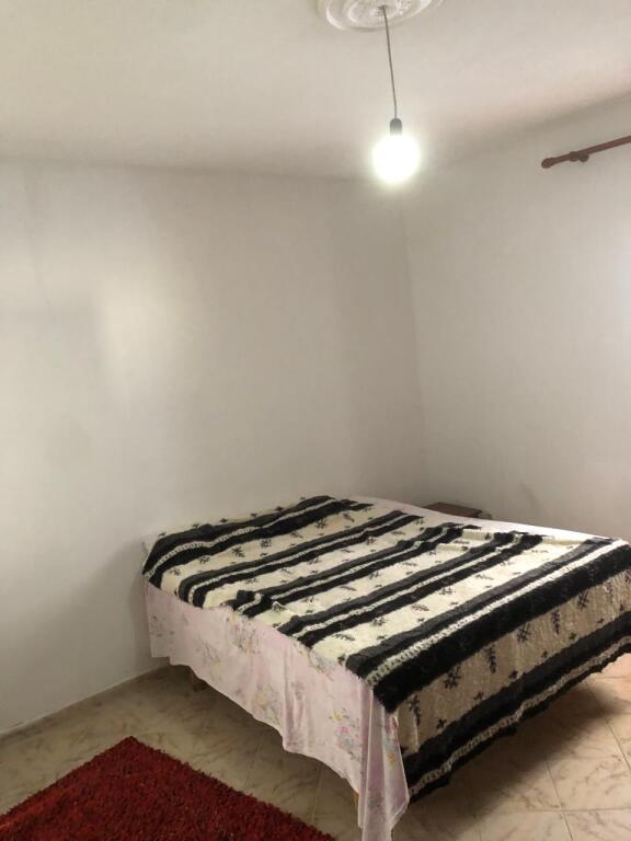 Jepet me qera shtepi private 2+1 Mbrapa Fakultetit Mjeksise