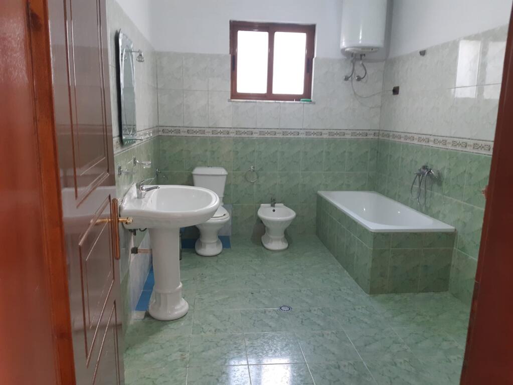 🏢Ne zonen e Astirit,prane Bar 2 Palmat,jepet me qera kati i 2 -te i nje vile,2+1+2,i mobiluar.60,000Leke    