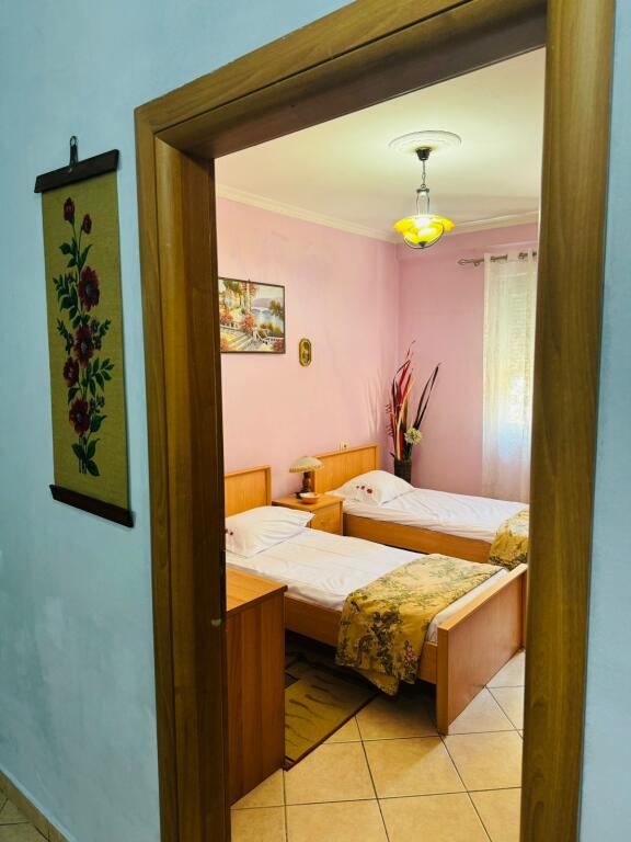 🏡 Qira Apartament 2+1 📍 Astir – përballë Bar Artistit 🏢 Kati i 3-të, pallat kryesor në rrugë 🪜 Me ashensor 📐 120 m² | 🧺 Dhomë veshje + 1 ballkon 💶 55,000 lekë / muaj