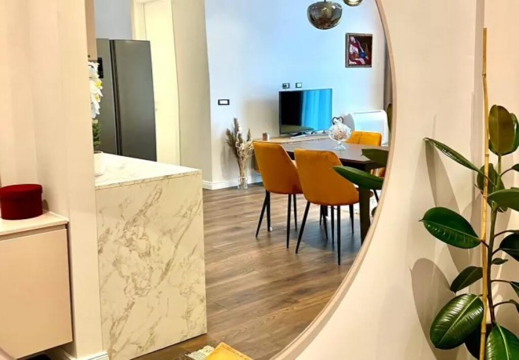 In Affitto: *2+1+2wc &amp; Balcone* *(📍Komuna e Parisit - Vicino a Kika 2)* - Palazzo Nuovo - 9° Piano - *1.100€/Mese* - Sup. 105m² | Investito nei dettagli con Architetto
