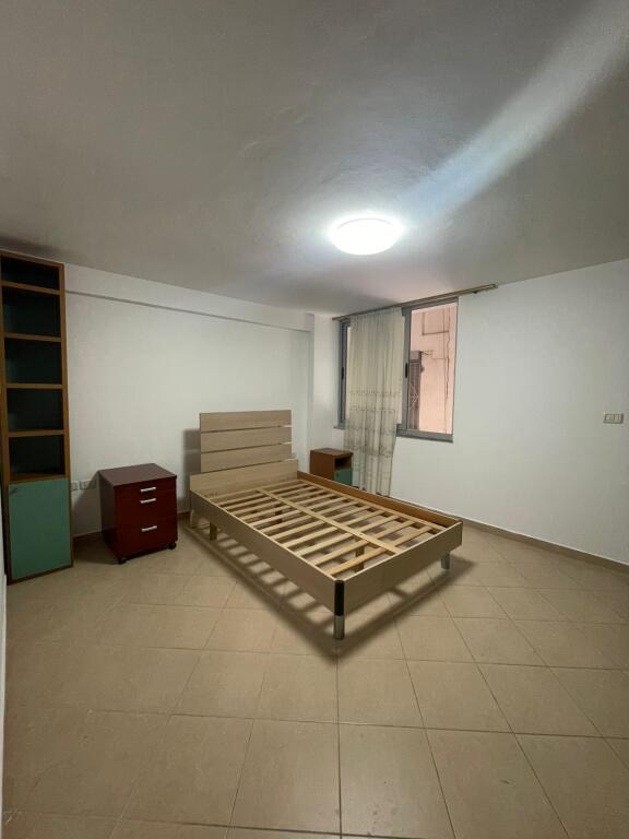 🏢A pochi minuti dalla Scuola Rossa, Via Riza Cerova, si affitta appartamento 2+1+2, arredato. 60.000 Leke