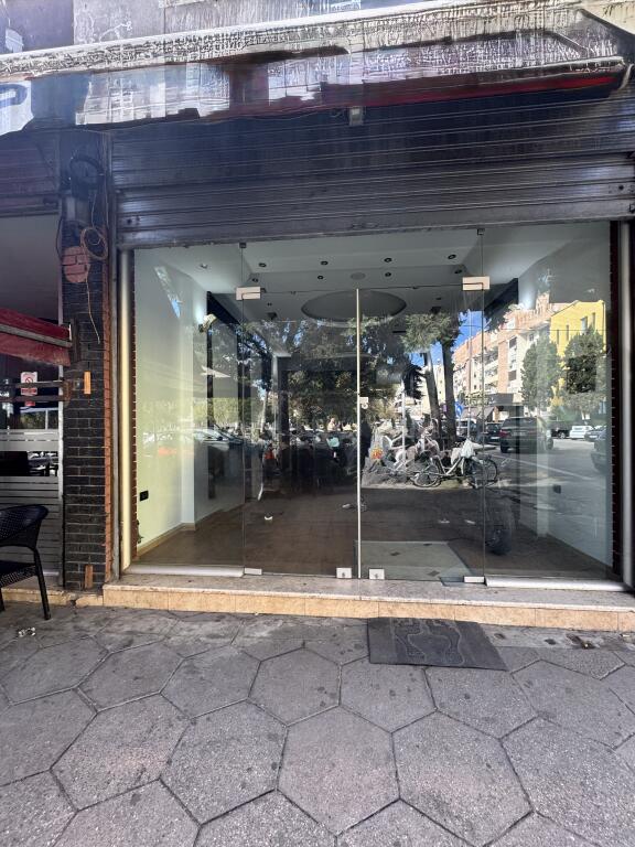Locale commerciale in affitto nel pieno centro di Durazzo, vicino a Piazza “Pranvera”.