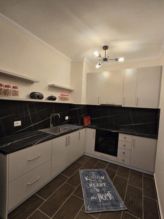 Jepet me qira apartament 2+1 tek Amerikan 3