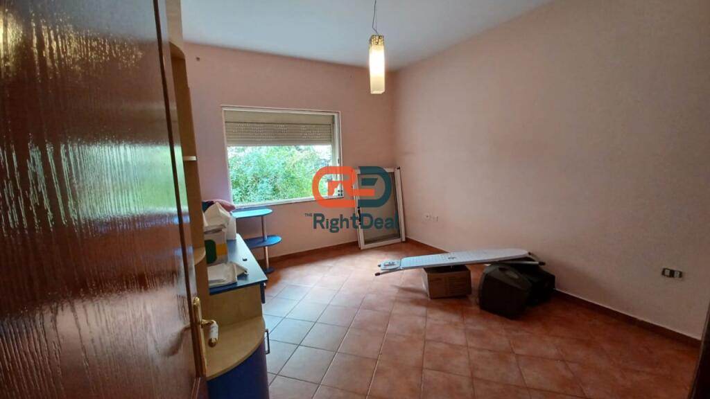 Tek Komuna E Parisit, Shiten 2 Apartamente 1+1, Ideale Per Investim
