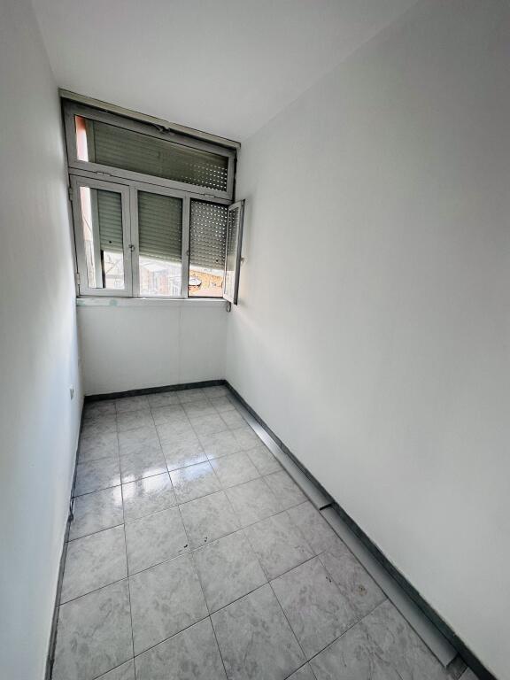 Affittasi Appartamento 4+1+1 Balcone