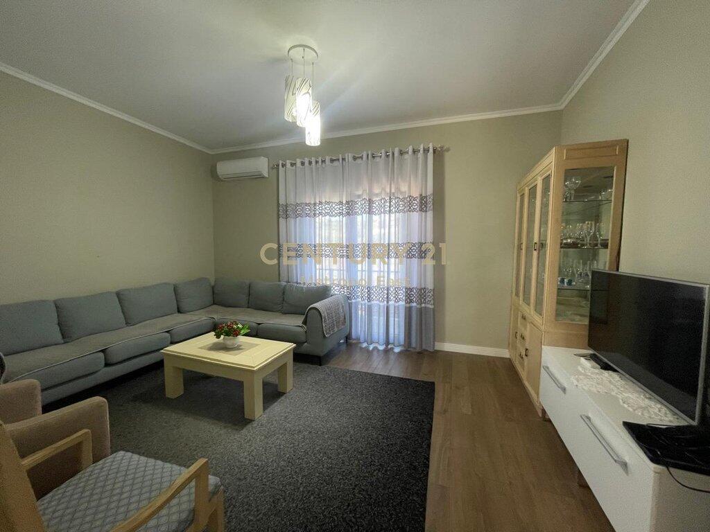 JEPET ME QIRA VILE INDIVIDUALE E RRETHUAR ME 1000m2 GJELBERIM NE ZONEN E LUNDRES 1,200 € /Muaj