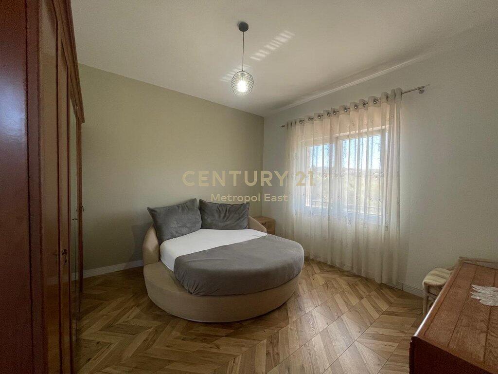 JEPET ME QIRA VILE INDIVIDUALE E RRETHUAR ME 1000m2 GJELBERIM NE ZONEN E LUNDRES 1,200 € /Muaj
