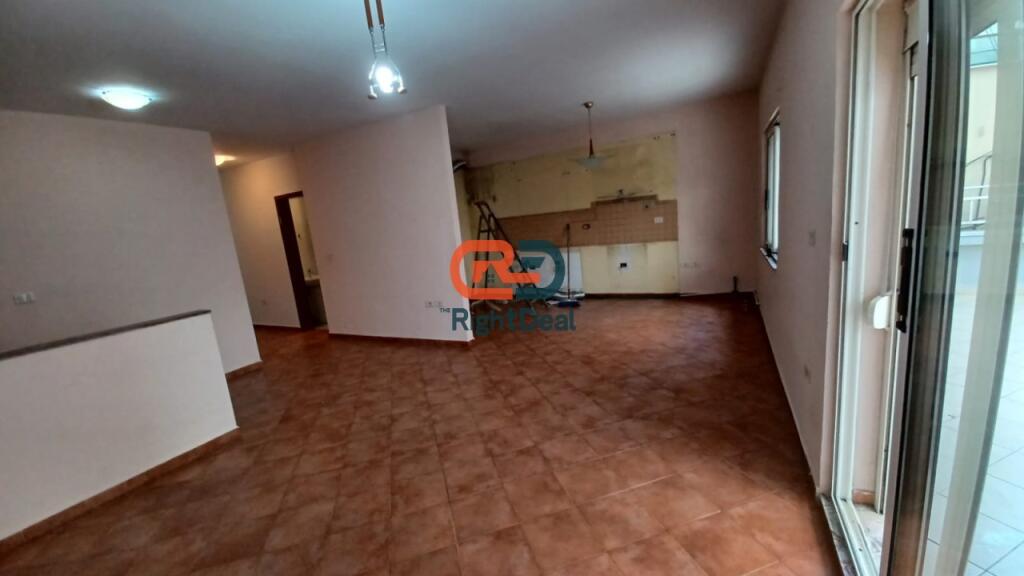 Tek Komuna E Parisit, Shiten 2 Apartamente 1+1, Ideale Per Investim