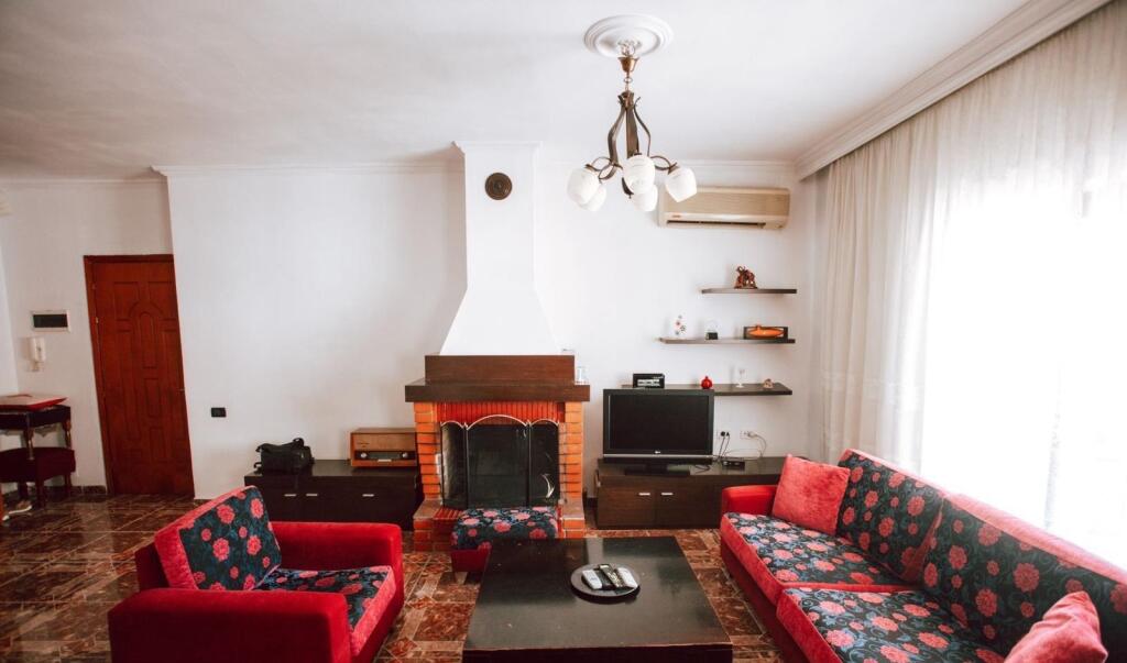 🏠Ne zonen e 5 Majit,prane Concord Center jepet me qera kati i 4-et i nje vile3+1,i mobiluar.550 Euro