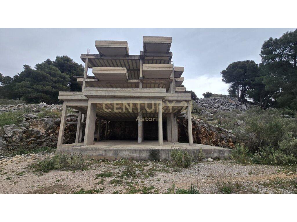 Vilë në ndërtim me pamje mahnitëse nga deti – Sarandë 400,000 €