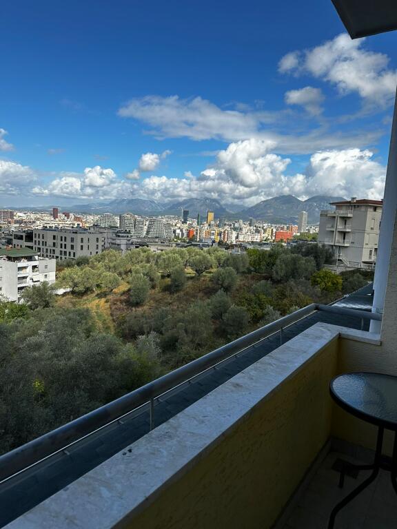 Jepet apartament 3+1+3 B Liqeni Thate !