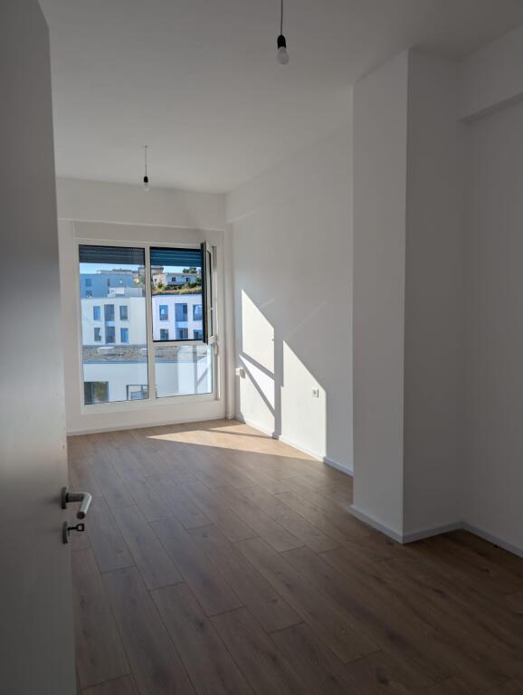 Apartament me qera 2+1, 2 banjo, i mobiluar, i pabanuar me pare.