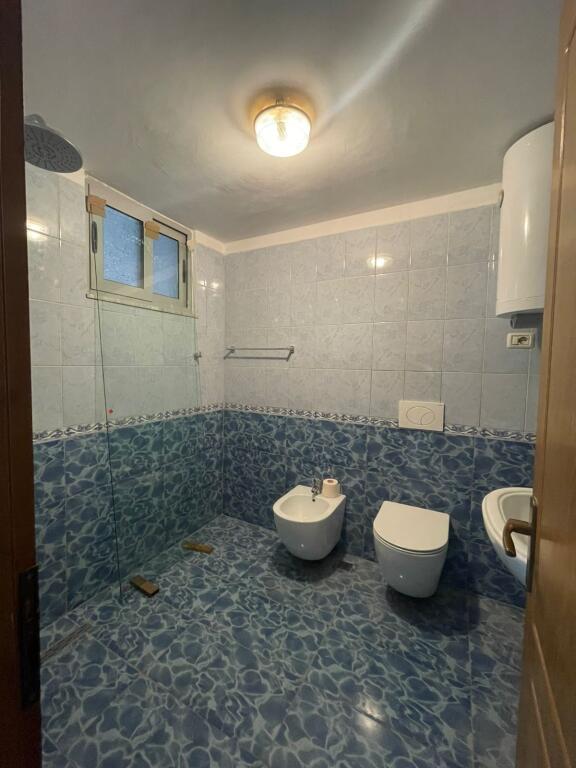 🏢A pochi minuti dalla Scuola Rossa, Via Riza Cerova, si affitta appartamento 2+1+2, arredato. 60.000 Leke