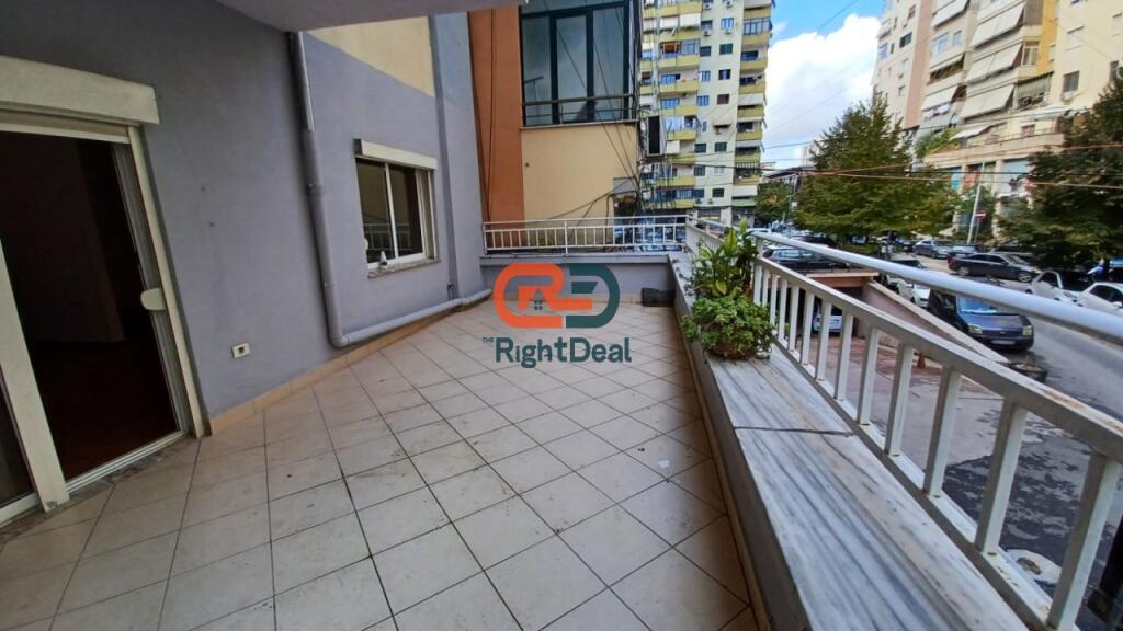Tek Komuna E Parisit, Shiten 2 Apartamente 1+1, Ideale Per Investim