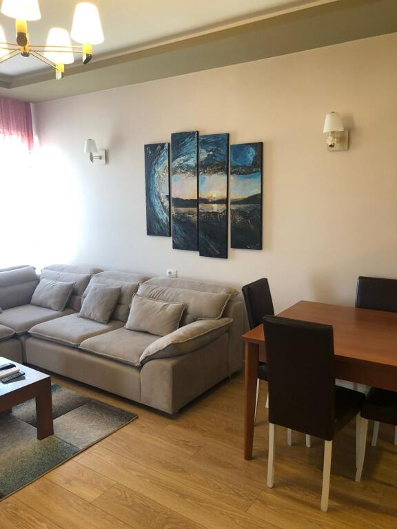 Apartament 2+1 per qira tek Liqeni Thate
