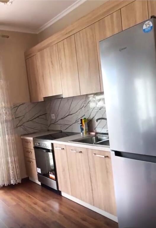 Alla fine di Via 5 Maji, Palazzi della Ricostruzione, si affitta un appartamento arredato 2+1, 55.000 Leke