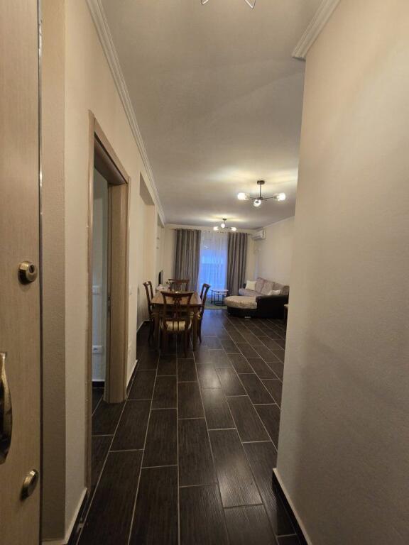Jepet me qira apartament 2+1 tek Amerikan 3