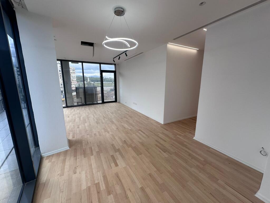 Shitet 2+1+2+Parkim , Lake View , Rruga Kosovareve