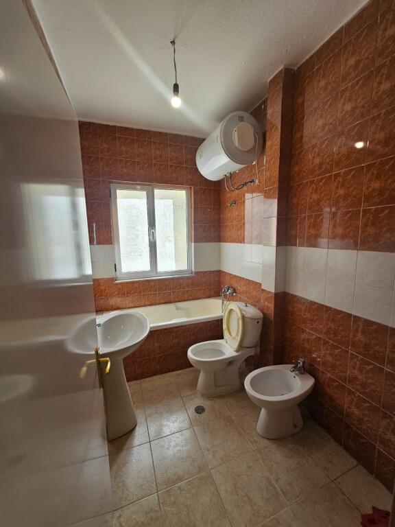 Business premises, at post 8 Wilson square, price 800 euros