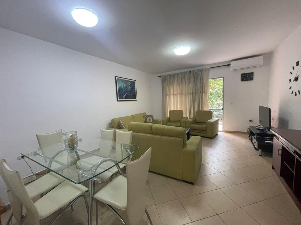 🏢A pochi minuti dalla Scuola Rossa, Via Riza Cerova, si affitta appartamento 2+1+2, arredato. 60.000 Leke