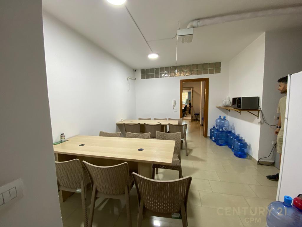 Locale per ufficio in affitto nel centro di Tirana