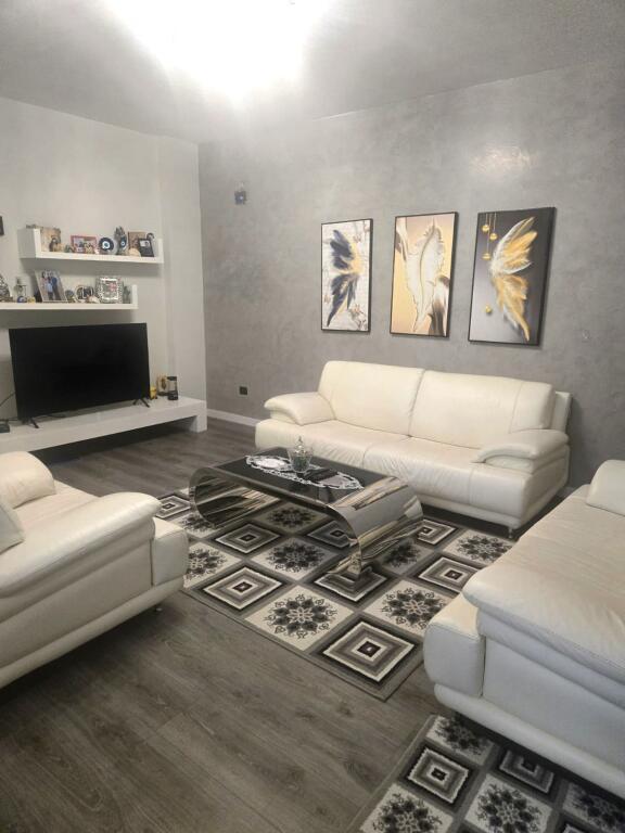🏢Nella zona di Yzberisht, vicino a Big Market Armeni, si affitta un appartamento 2+1 arredato. 500 Euro