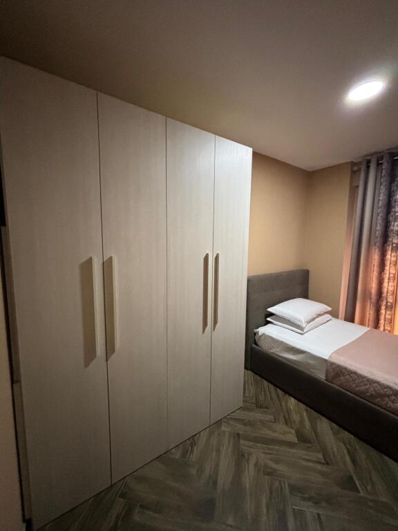 📍 Jepet me qira apartament 2+1 tek “Kontak”💰 Çmimi: 70000 lekë/muaj