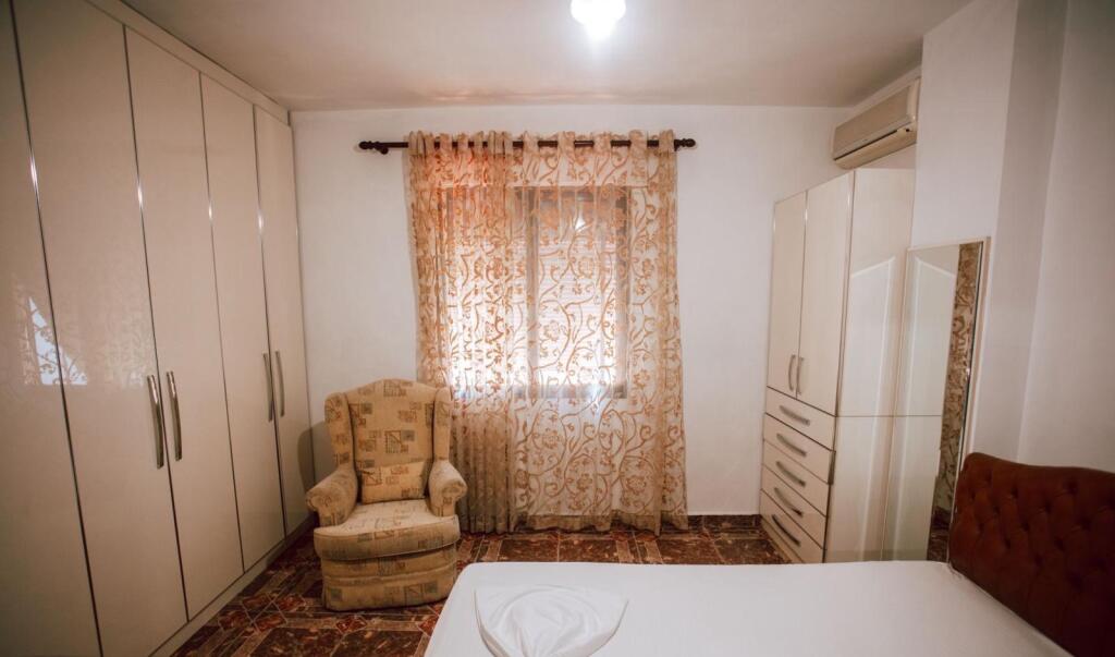 🏠Ne zonen e 5 Majit,prane Concord Center jepet me qera kati i 4-et i nje vile3+1,i mobiluar.550 Euro