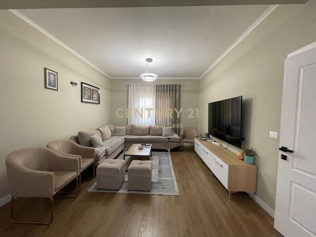 JEPET ME QIRA VILE INDIVIDUALE E RRETHUAR ME 1000m2 GJELBERIM NE ZONEN E LUNDRES 1,200 € /Muaj