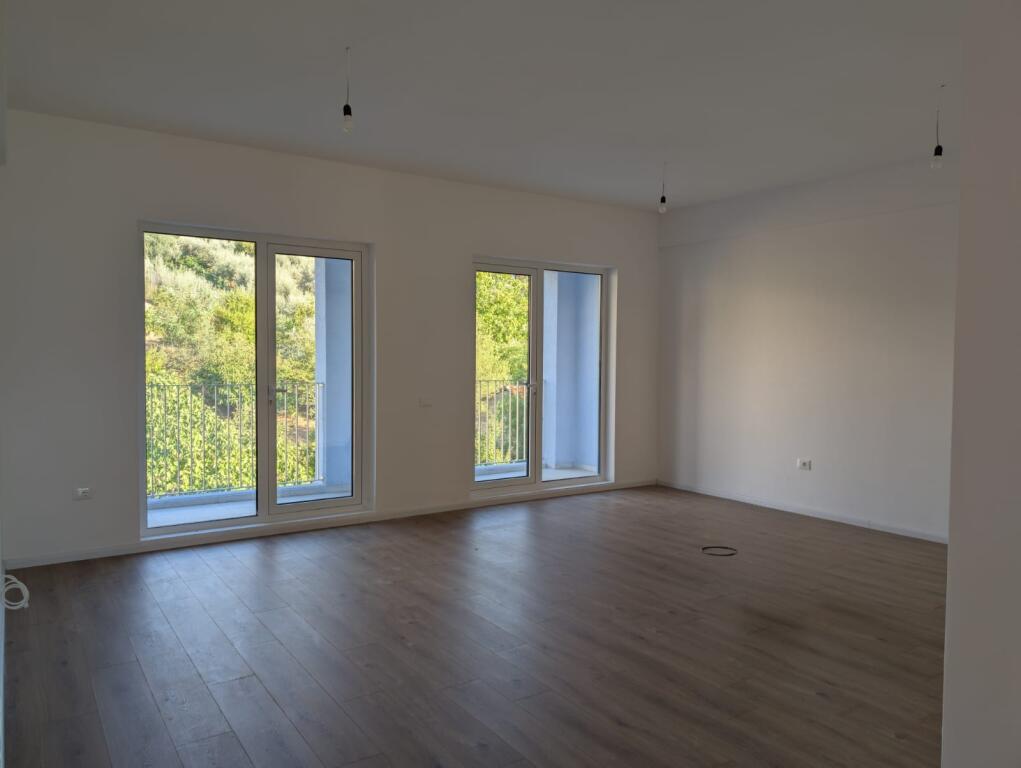 Apartament me qera 2+1, 2 banjo, i mobiluar, i pabanuar me pare.