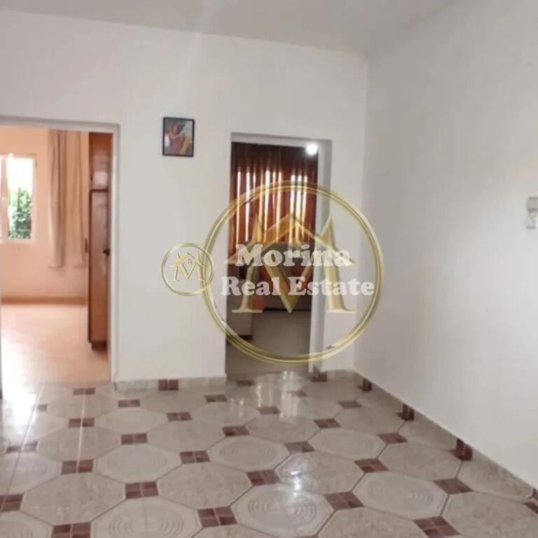 Qera , Hyrje private , 2+1, 5 Maji , 400 euro / muaj .