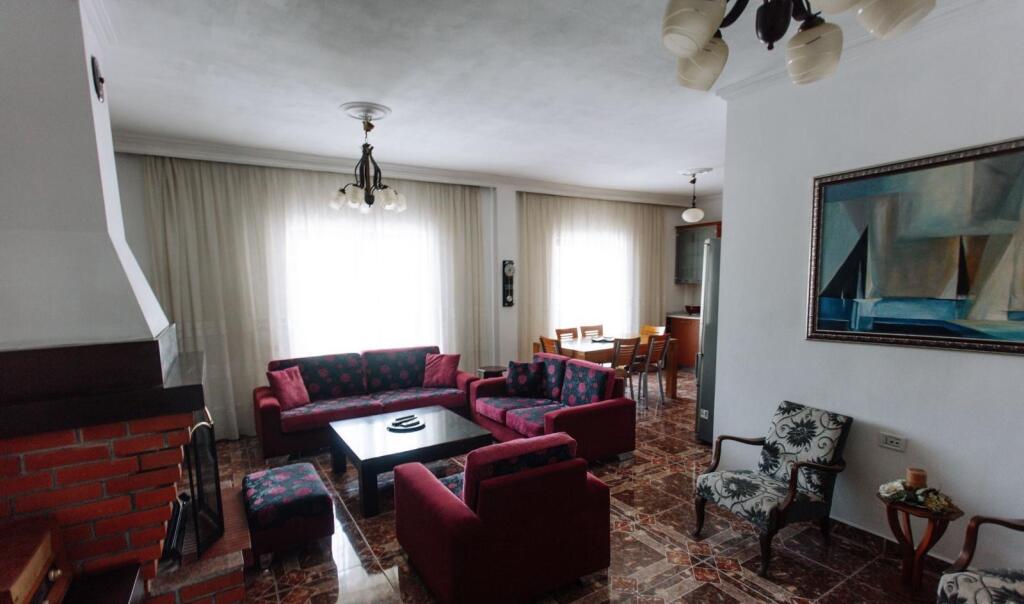 🏠Ne zonen e 5 Majit,prane Concord Center jepet me qera kati i 4-et i nje vile3+1,i mobiluar.550 Euro