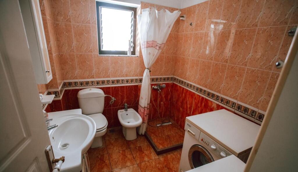 🏠Ne zonen e 5 Majit,prane Concord Center jepet me qera kati i 4-et i nje vile3+1,i mobiluar.550 Euro