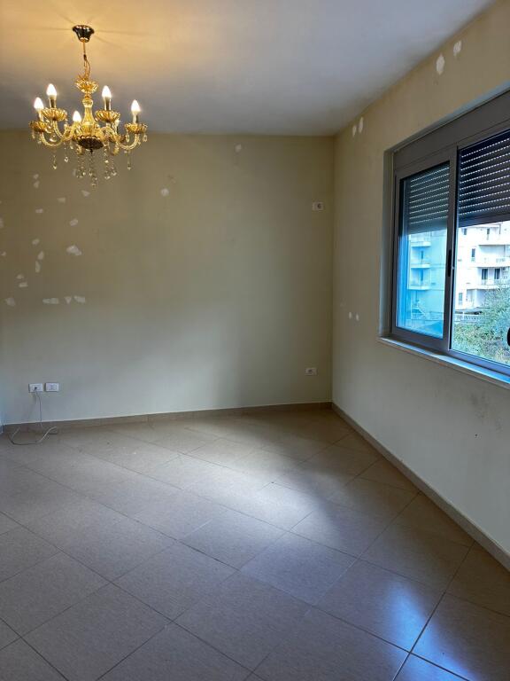 Jepet apartament 3+1+3 B Liqeni Thate !