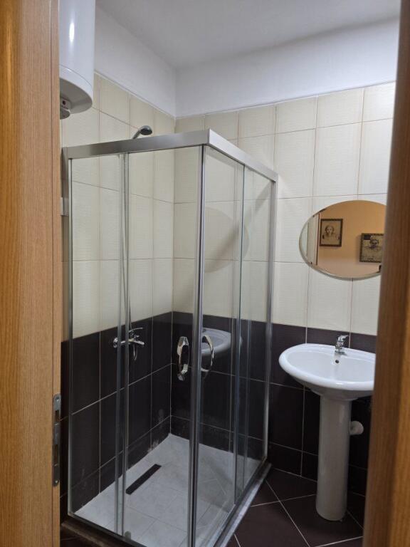 Jepet me qira apartament 2+1 tek Amerikan 3