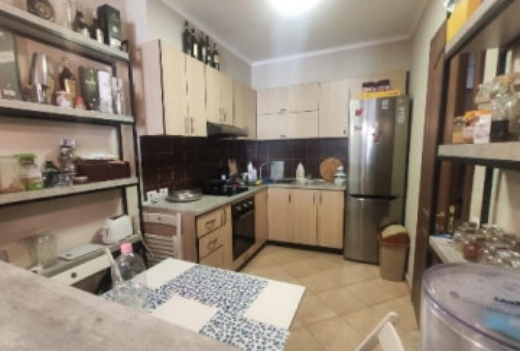 Jepet apartament 1+1 me qera tek rruga frosina plaku