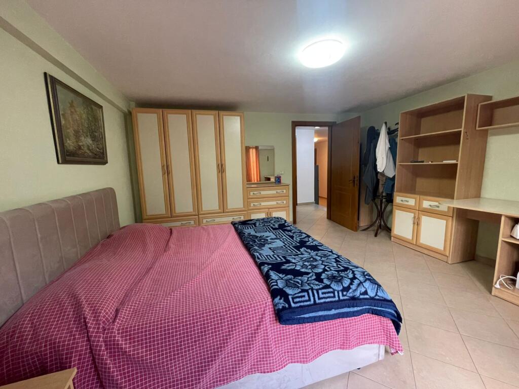 🏢A pochi minuti dalla Scuola Rossa, Via Riza Cerova, si affitta appartamento 2+1+2, arredato. 60.000 Leke