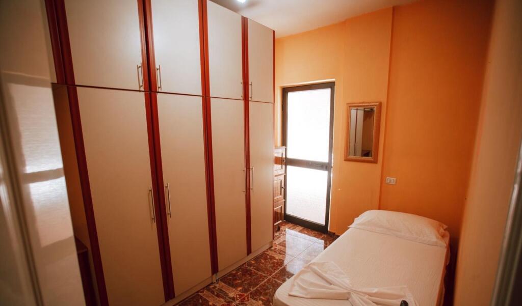 🏠Ne zonen e 5 Majit,prane Concord Center jepet me qera kati i 4-et i nje vile3+1,i mobiluar.550 Euro